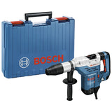 Ein blauer Bosch GBH 5-40 DCE Professional Bohrhammer mit SDS-max mit Vibration Control und schwarzem Griff wird neben seinem blauen Koffer gezeigt, der das Bosch-Logo und den Namen in Weiß und Rot trägt.