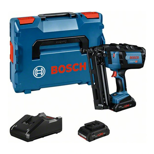 Der Bosch Professional Akku-Stauchkopfnagler GNH 18V-64 von Bosch ist mit einem blauen Gehäuse, einem Ladegerät und einem Akku auf weißem Hintergrund abgebildet. Sowohl der Akku-Stauchkopfnagler als auch das Gehäuse sind mit dem Bosch-Logo versehen.