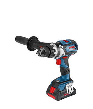 Ein blau-schwarzer Bosch GSB 18V-110 C Akku-Schlagbohrschrauber mit Seitengriff, Metallspannfutter und Akku-Pack steht aufrecht auf einem schlichten weißen Hintergrund.