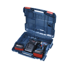 Eine blaue Bosch L-Boxx enthält ein Bosch GSR 18V-65 Professional Akku-Bohrset mit zwei 4,0-Ah-Akkus und einem Ladegerät, die alle ordentlich in geformten Fächern untergebracht sind und offen im Koffer ausgestellt werden.