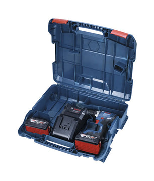 Eine blaue Bosch L-Boxx enthält ein Bosch GSR 18V-65 Professional Akku-Bohrset mit zwei 4,0-Ah-Akkus und einem Ladegerät, die alle ordentlich in geformten Fächern untergebracht sind und offen im Koffer ausgestellt werden.