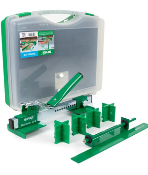 Das SPAX Kaiman Pro Brettrichter – grün von SPAX ist ein umweltfreundliches Verlege-Set für Laminatböden, das mehrere umweltfreundliche Kunststoffkomponenten und einen praktischen Koffer enthält – perfekt für alle, die Terrassendielen effizient verlegen möchten. Dieses Set wurde für die präzise und mühelose Ausrichtung der Dielen entwickelt und ist mit dem SPAX Brettrichter Kaiman Pro kompatibel, was es zur idealen Wahl für eine einfache und genaue Verlegung von Terrassendielen macht.