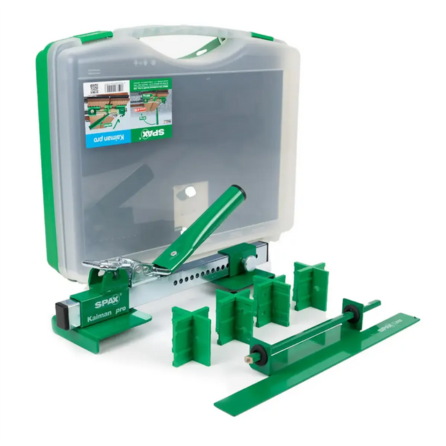 Das SPAX Kaiman Pro Brettrichter – grün von SPAX ist ein umweltfreundliches Verlege-Set für Laminatböden, das mehrere umweltfreundliche Kunststoffkomponenten und einen praktischen Koffer enthält – perfekt für alle, die Terrassendielen effizient verlegen möchten. Dieses Set wurde für die präzise und mühelose Ausrichtung der Dielen entwickelt und ist mit dem SPAX Brettrichter Kaiman Pro kompatibel, was es zur idealen Wahl für eine einfache und genaue Verlegung von Terrassendielen macht.