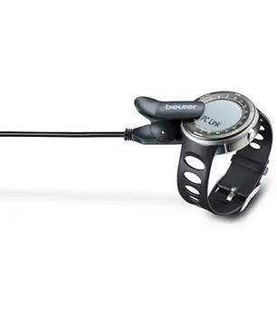Eine Beurer PM90 Pulsuhr mit Höhenmessung mit rundem Zifferblatt und gelochtem schwarzem Armband wird auf einer ebenen Fläche mit einem Beurer Clip-On-Ladegerät geladen, das mit einem Kabel verbunden ist. Ideal für die Herzfrequenzmessung.
