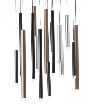 Die Brilliant Living Cembalo 16-flammig LED-Pendelleuchte von Brilliant verfügt über mehrere dimmbare, energieeffiziente Leuchten mit langen, zylindrischen braunen/kaffeefarbenen Schirmen, die in verschiedenen Höhen vor einem weißen Hintergrund hängen.