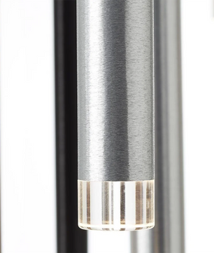 Eine Nahaufnahme der Brilliant Living Cembalo 16-flammig LED-Pendelleuchte in Braun/Kaffee, die sich durch Energieeffizienz, dimmbare Beleuchtung und eine gebürstete silberne Oberfläche mit einem transparenten, geriffelten Ende vor einem verschwommenen vertikalen Hintergrund auszeichnet.