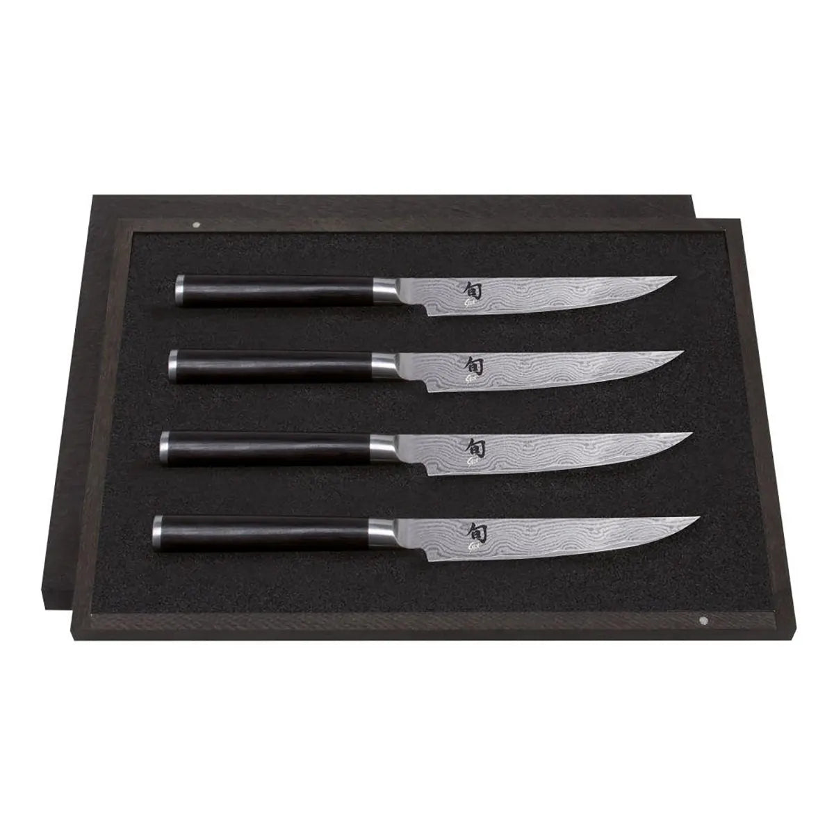 Das KAI Shun Classic 4 tlg. Messer-Set - schwarz von KAI besteht aus vier Messern im japanischen Stil mit dunklen Griffen, die in einem mit schwarzem Schaumstoff ausgekleideten Tray präsentiert werden.