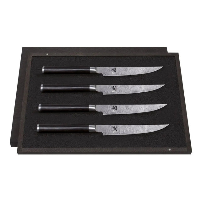 Das KAI Shun Classic 4 tlg. Messer-Set - schwarz von KAI besteht aus vier Messern im japanischen Stil mit dunklen Griffen, die in einem mit schwarzem Schaumstoff ausgekleideten Tray präsentiert werden.