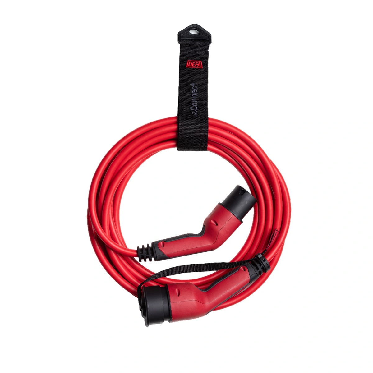 Das DEFA Typ-2-auf-Typ-2-Ladekabel (7,5 m, 12,8 kW, 3-phasig, 20 A) ist ein gewickeltes rotes EV-Ladekabel mit schwarzen Steckern und einem schwarzen "DEFA eConnect"-Band zur sicheren Aufbewahrung.