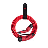 Das DEFA Typ-2-auf-Typ-2-Ladekabel (7,5 m, 12,8 kW, 3-phasig, 20 A) ist ein gewickeltes rotes EV-Ladekabel mit schwarzen Steckern und einem schwarzen "DEFA eConnect"-Band zur sicheren Aufbewahrung.