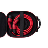 Das DEFA Typ-2-auf-Typ-2-Ladekabel (7,5 m, 12,8 kW, 3-phasig) ist mit roter Wicklung und schwarz-roten Steckern ausgestattet und wird in einem schwarzen Koffer mit Tragegriff und Befestigungsgurt geliefert.