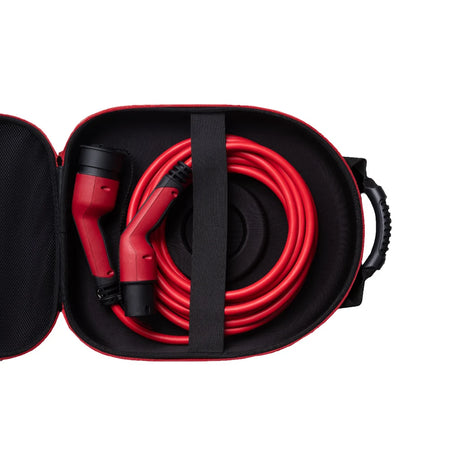 Das DEFA Typ-2-auf-Typ-2-Ladekabel (7,5 m, 12,8 kW, 3-phasig) ist mit roter Wicklung und schwarz-roten Steckern ausgestattet und wird in einem schwarzen Koffer mit Tragegriff und Befestigungsgurt geliefert.