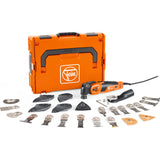 Das Fein MM 700 Max Top, ein kabelgebundenes, orangefarbenes Multifunktionswerkzeug von Fein mit StarlockMax-Kompatibilität, wird in einem orangefarbenen Tragekoffer geliefert und enthält verschiedene Wechselklingen und Zubehörteile, die auf der Vorderseite abgebildet sind.