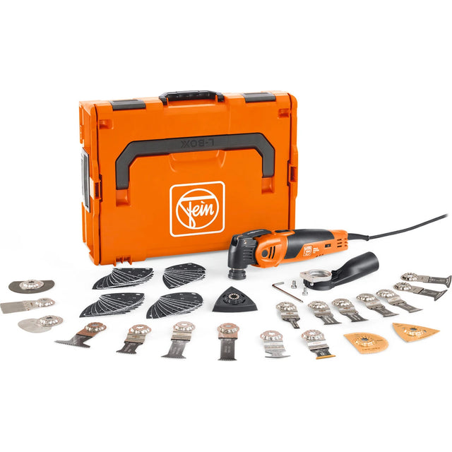 Das Fein MM 700 Max Top, ein kabelgebundenes, orangefarbenes Multifunktionswerkzeug von Fein mit StarlockMax-Kompatibilität, wird in einem orangefarbenen Tragekoffer geliefert und enthält verschiedene Wechselklingen und Zubehörteile, die auf der Vorderseite abgebildet sind.