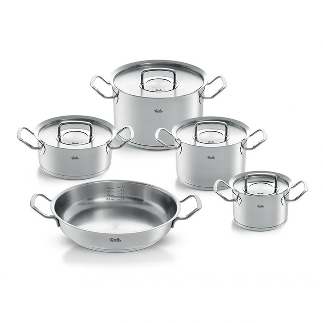 Fünf Edelstahltöpfe mit Deckeln aus der Fissler Topfset 5-tlg. ORIGINAL-PROFI COLLECTION sind auf einem weißen Hintergrund abgebildet.