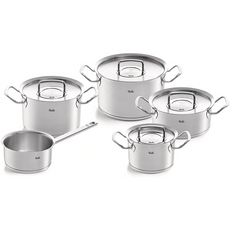 Fünf Töpfe und Pfannen aus Edelstahl mit Deckeln und Griffen, angeordnet auf weißem Grund - dieses Fissler Pure-Profi Collection II Topf-Set 5-teilig ist induktionsgeeignet und ideal für jede moderne Küche.