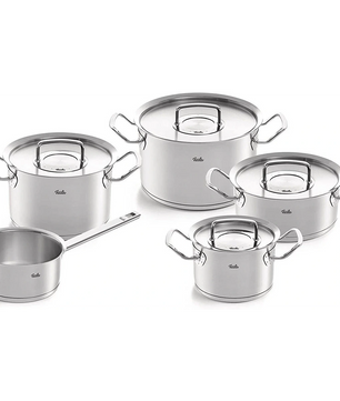 Fünf Töpfe und Pfannen aus Edelstahl mit Deckeln und Griffen, angeordnet auf weißem Grund - dieses Fissler Pure-Profi Collection II Topf-Set 5-teilig ist induktionsgeeignet und ideal für jede moderne Küche.