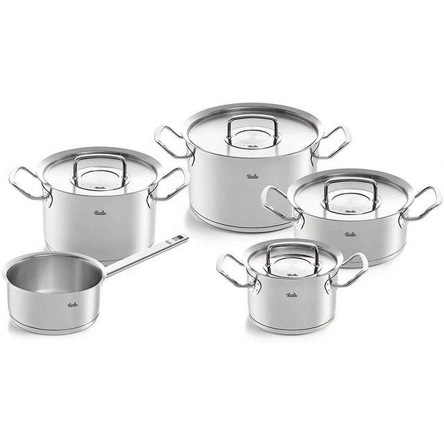 Fünf Töpfe und Pfannen aus Edelstahl mit Deckeln und Griffen, angeordnet auf weißem Grund - dieses Fissler Pure-Profi Collection II Topf-Set 5-teilig ist induktionsgeeignet und ideal für jede moderne Küche.