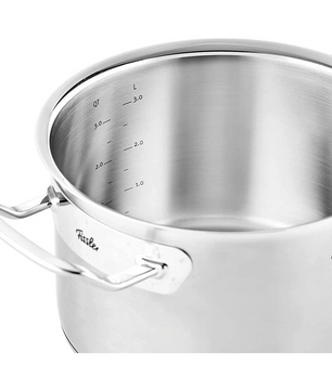 Das Fissler Pure-Profi Collection II Topf-Set 5-teilig von Fissler verfügt über stabile Griffe und innenliegende Messmarkierungen, ideal zum vielseitigen Kochen als Teil Ihres Edelstahl Kochgeschirrs und zur Induktion geeignet.