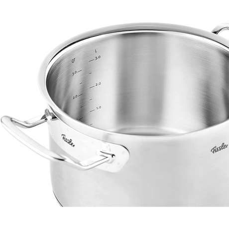 Das Fissler Pure-Profi Collection II Topf-Set 5-teilig von Fissler verfügt über stabile Griffe und innenliegende Messmarkierungen, ideal zum vielseitigen Kochen als Teil Ihres Edelstahl Kochgeschirrs und zur Induktion geeignet.