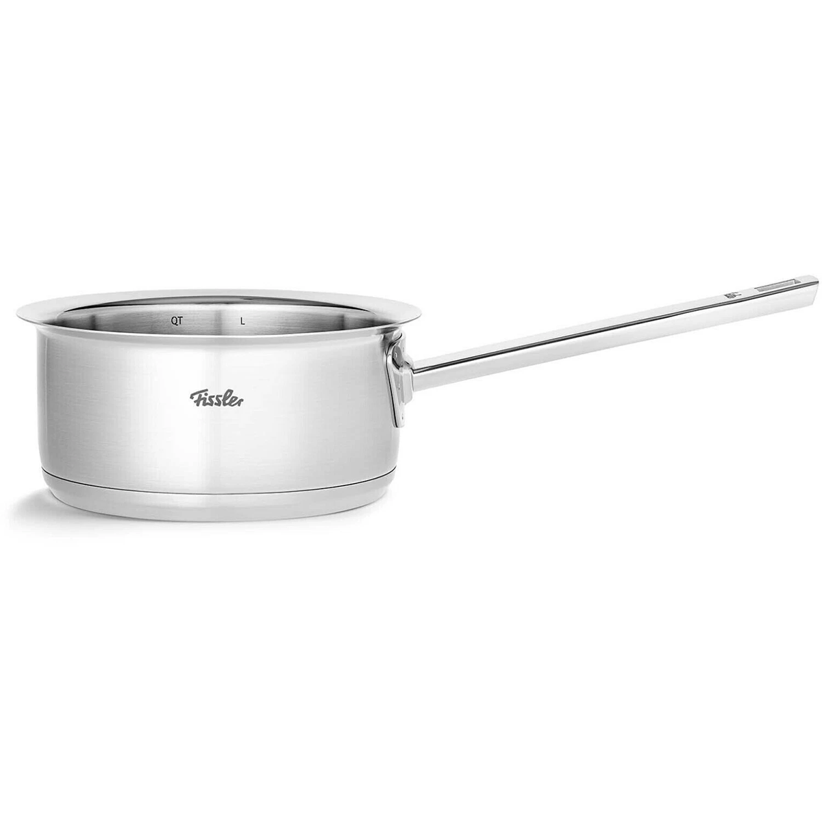 Der Edelstahltopf aus der Fissler Pure-Profi Collection II Topf-Set 5-teilig verfügt über einen langen Griff, das Fissler-Logo an der Seite und ist für Induktion geeignet.