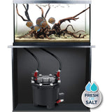 Ein Aquarium mit gestreiften Fischen und Treibholz, unter dem sich der Fluval FX4 Aquarienfilter (2650 l/h, für Becken bis 1000 l, 30 W) befindet, geeignet für Süß- oder Meerwasseranwendungen.