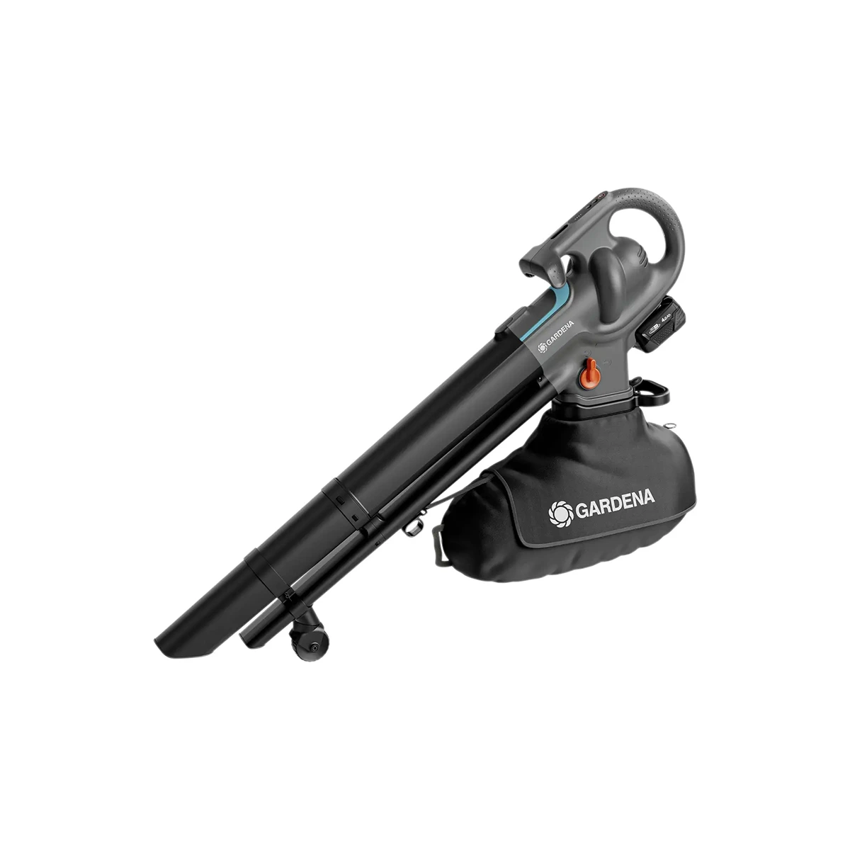 Der GARDENA 14895-20 PowerJetCollect ist ein elektrischer Laubbläser und -sauger mit Mulchfunktion, der einen schwarzen Fangsack mit der Aufschrift GARDENA auf weißem Grund besitzt.