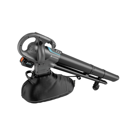 Der elektrische Laubbläser GARDENA 14895-20 PowerJetCollect in Schwarz verfügt über einen Fangsack, einen ergonomischen Griff und eine Mulchfunktion, abgebildet auf weißem Hintergrund.