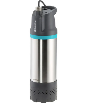 Die GARDENA 01773-20 Tauchdruck-Pumpe ist eine Edelstahlpumpe mit grauem Oberteil und blauen Akzenten, perfekt für die Gartenbewässerung oder die Hauswasserversorgung.