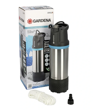 Die GARDENA 01773-20 Tauchdruck-Pumpe, ideal für Gartenbewässerung oder Hauswasserversorgung, wird mit Box, Seil und Düsenaufsatz auf weißem Hintergrund präsentiert.