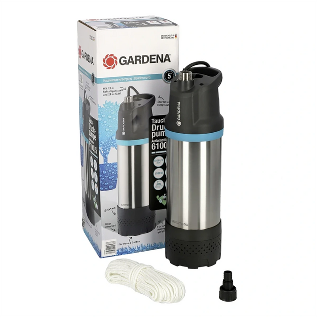 Die GARDENA 01773-20 Tauchdruck-Pumpe, ideal für Gartenbewässerung oder Hauswasserversorgung, wird mit Box, Seil und Düsenaufsatz auf weißem Hintergrund präsentiert.