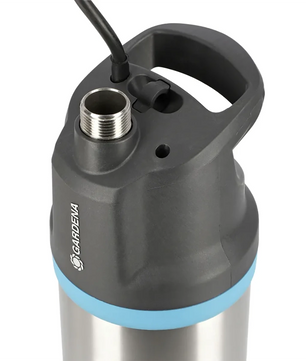 Nahaufnahme der GARDENA 01773-20 Tauchdruck-Pumpe mit Griff, Metallstecker und schwarzem Stromkabel - perfekt für die Gartenbewässerung und die zuverlässige Wasserversorgung im Haushalt.