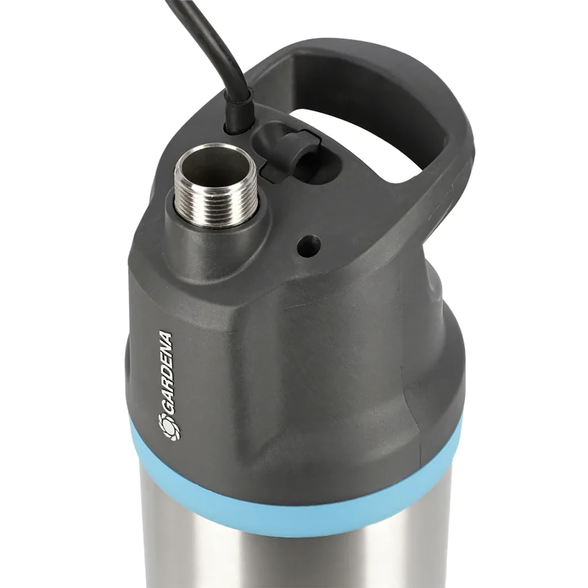 Nahaufnahme der GARDENA 01773-20 Tauchdruck-Pumpe mit Griff, Metallstecker und schwarzem Stromkabel - perfekt für die Gartenbewässerung und die zuverlässige Wasserversorgung im Haushalt.