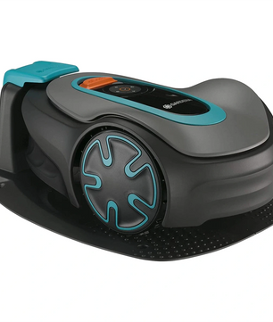 Der GARDENA 15202-20 SILENO minimo Mähroboter in schlichtem Grau und Teal wartet in seiner Ladestation auf die mühelose Rasenpflege. Genießen Sie die smarte Steuerung mit der komfortablen Bluetooth-App-Bedienung.