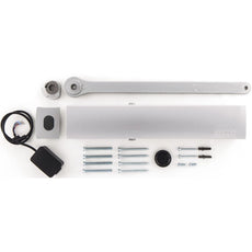 Ein GEZE Türschließer TS 5000 E-Hy EN 3-6 mit Freilauffunktion, in silber, mit Montagearm, Abdeckung, Schrauben, schwarzen Kunststoffteilen, Wandschalter und Verdrahtung - ideal für Feuer- und Rauchschutztüren - auf weißem Hintergrund.