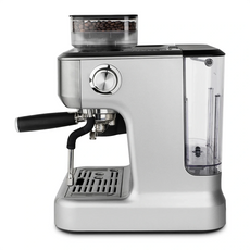 Die H.Koenig Espressomaschine mit Mahlwerk EXPRO980 besticht durch ihr modernes silbernes Design, das integrierte Mahlwerk oben, die Dampfdüse vorne links und den transparenten Wassertank rechts - perfekt für echtes Barista-Erlebnis vor weißem Hintergrund.