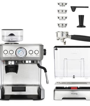 Die H.Koenig Espressomaschine mit Mahlwerk EXPRO980 verfügt über ein integriertes Mahlwerk, 4 Filterkörbe, einen Tamper, einen Portafilter, einen transparenten Wassertank und eine abnehmbare Tropfschale für ein echtes Barista-Erlebnis - alles auf weißem Hintergrund.