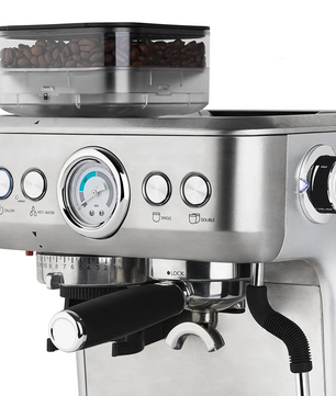 Die H.Koenig Espressomaschine mit Mahlwerk EXPRO980 bietet Edelstahl-Design, integriertes Mahlwerk, Druckmesser sowie flexible Tasten und Regler. Bohnenbehälter oben und Portafilter unten sorgen für echtes Barista-Feeling.