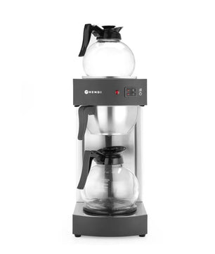 Die HENDI Filterkaffeemaschine - silber besticht durch ihr elegantes Edelstahldesign mit zwei Glaskaraffen (oben und unten) und intuitiven Bedientasten auf der Vorderseite, wodurch sie sich ideal für das gleichzeitige Brühen mehrerer Kannen Kaffee eignet.