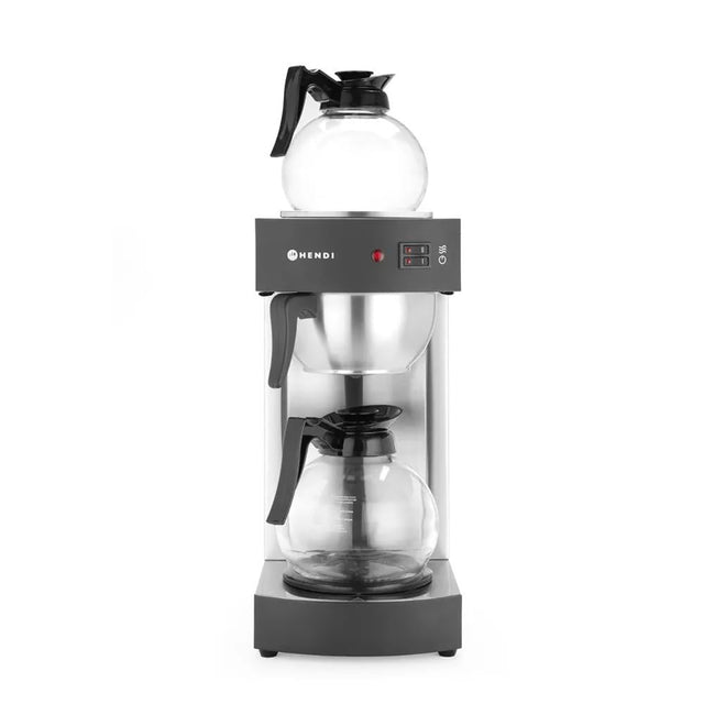 Die HENDI Filterkaffeemaschine - silber besticht durch ihr elegantes Edelstahldesign mit zwei Glaskaraffen (oben und unten) und intuitiven Bedientasten auf der Vorderseite, wodurch sie sich ideal für das gleichzeitige Brühen mehrerer Kannen Kaffee eignet.