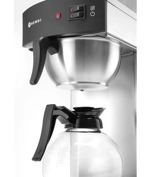 Eine Nahaufnahme der HENDI Filterkaffeemaschine - silber, die den Filterhalter aus Edelstahl, die Glaskanne, die Bedienknöpfe und das HENDI-Logo zeigt.