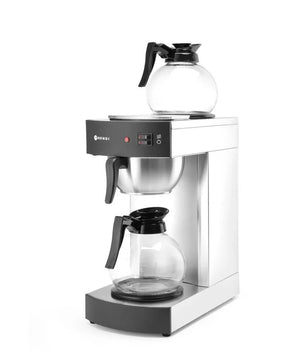 Die HENDI Filterkaffeemaschine - silber von HENDI bietet zwei Glaskannen, eine unten auf der Warmhalteplatte und eine oben, sowie schwarze Akzente und bedienfreundliche Tasten an der Front.