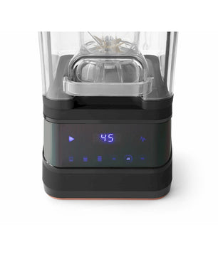 Eine Nahaufnahme des HENDI Mixers mit geräuschdämmender Abdeckung - schwarz base zeigt ein digitales Display mit "45" und Touch-Bedienelementen für Wiedergabe/Pause, Timer und Geschwindigkeit. Der HENDI-Behälter und die Klingen sind oben teilweise sichtbar.