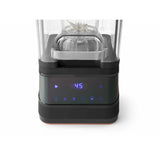 Eine Nahaufnahme des HENDI Mixers mit geräuschdämmender Abdeckung - schwarz base zeigt ein digitales Display mit "45" und Touch-Bedienelementen für Wiedergabe/Pause, Timer und Geschwindigkeit. Der HENDI-Behälter und die Klingen sind oben teilweise sichtbar.