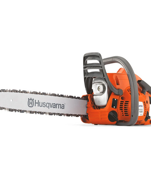Eine leuchtend orangefarbene Husqvarna 120 Mark II (36 cm) Motorsäge mit silbernem Sägeblatt und schwarzer Kette ist auf weißem Hintergrund platziert und zeigt das Husqvarna-Logo auf dem Sägeblatt.
