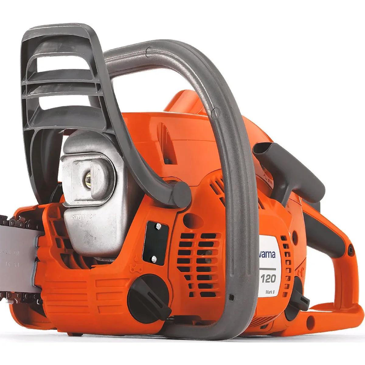 Eine Nahaufnahme der Husqvarna 120 Mark II (36 cm) Motorsäge von Husqvarna zeigt den grauen Griff, die sichtbare Kette und die robuste mechanische Konstruktion.