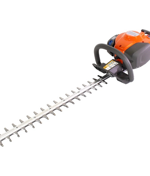 Die Husqvarna Benzin-Heckenschere 122HD60 in Orange und Schwarz verfügt über ein langes, doppelseitiges Messer und einen Frontgriff - ideal für alle Heckenschneideaufgaben und bietet effiziente, kraftvolle Leistung im Garten.
