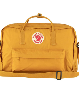Der Fjällräven Kånken Weekender Rucksack in Gelb verfügt über Tragegriffe, eine Vordertasche und einen verstellbaren Schultergurt - ideal als große Reisetasche für jedes Abenteuer.