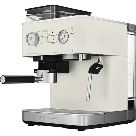Die Kitchenaid Espresso-Maschine 5KES6551EPL in Porzellanweiß verfügt über silberne Akzente, eine Dampfdüse und Bedienelemente an der Vorderseite, um Kaffee in Barista-Qualität zu Hause zuzubereiten.