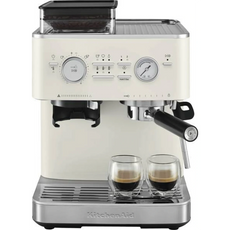 Die Kitchenaid Espresso-Maschine 5KES6551EPL in Porzellanweiß mit integrierter Mühle bereitet gleichzeitig zwei Barista-Espressi zu. Zwei Glastassen stehen bereit - perfekter Kaffeegenuss zuhause.